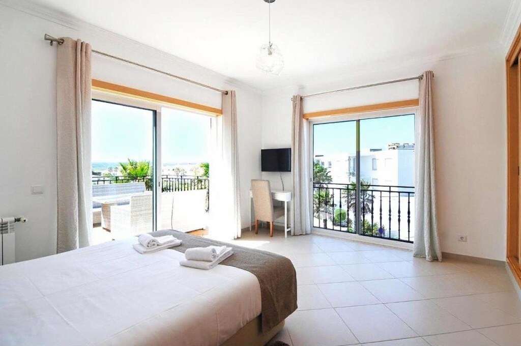 Bedroom 2: double bed, balcony and ocean view