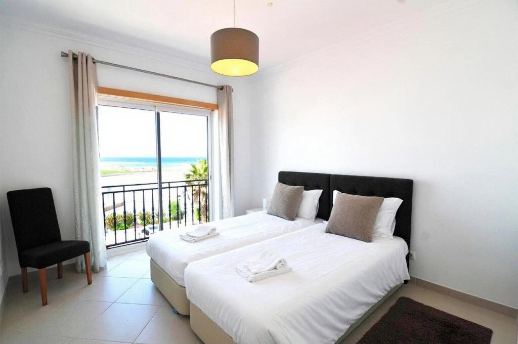 Bedroom 3: two single beds and sea view