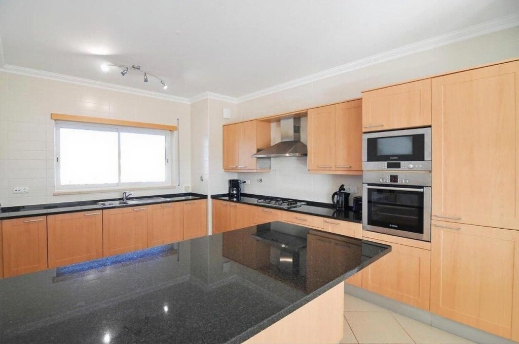 Equipped kitchen with granite island