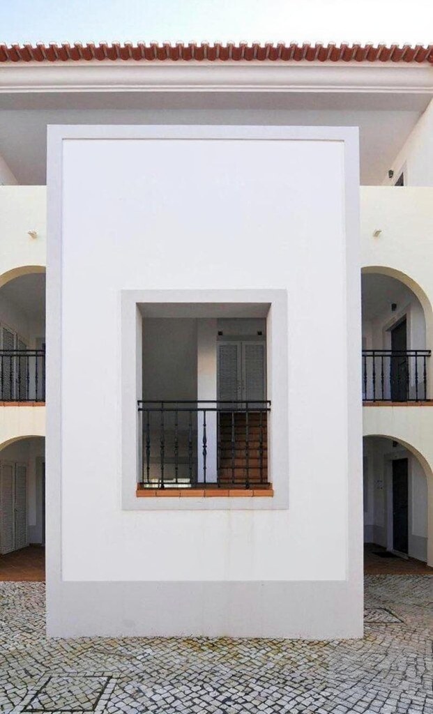 White façade and blue azulejos