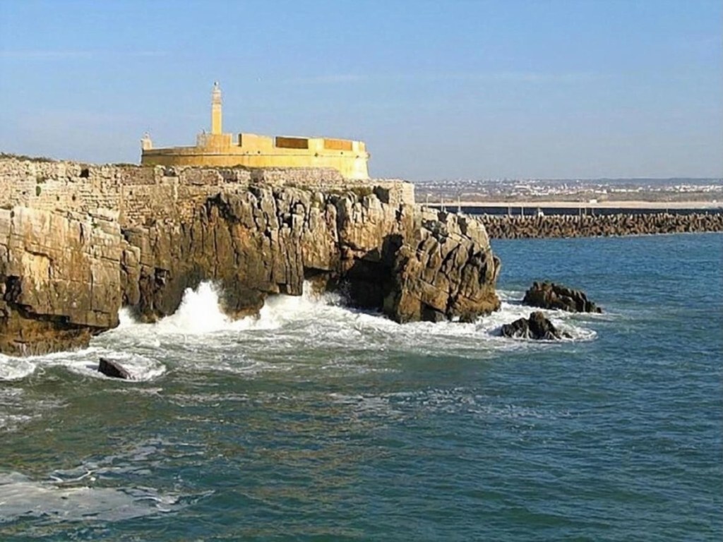 The fort and cliffs of Peniche