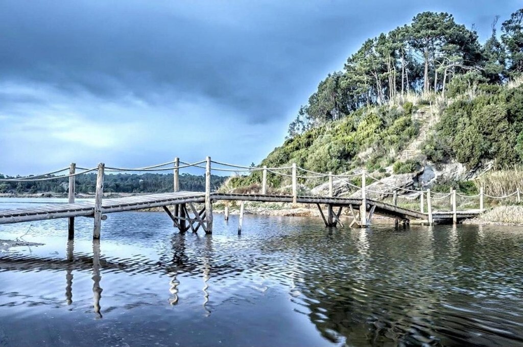 Óbidos lagoon and its footbridge